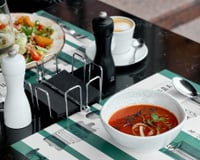 Mesa posta elegante? Estes conjuntos de jantar vão deixar qualquer refeição mais especial