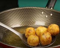 Eu tinha 500g de bacalhau em lasca e fiz 40 bolinhos de bacalhau com batata asterix: receita fácil e econômica