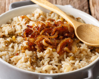 Arroz com lentilha e cebola frita: o segredo para fazer o clássico da culinária árabe em casa