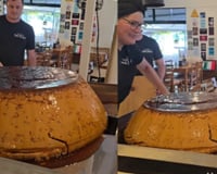 Inspirada em tradição familiar, ela decidiu inovar e fez um pudim de 54kg no tacho antigo de sua avó: receita foi um sucesso imediato para o restaurante e tem até versão no balde