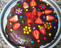 Bolo de chocolate de microondas com calda de falso brigadeiro