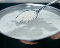 Pare de cozinhar o arroz com água fervente: o segredo dos chefs orientais para os grãos ficarem soltinhos sem grudar no fundo da panela