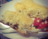 Bolo de baunilha com gotas de chocolate