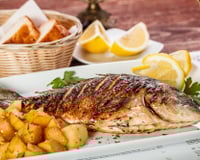 Peixe assado na brasa