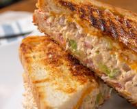 Tuna melt: esse é o sanduíche mais suculento que eu já comi na vida, estou viciada