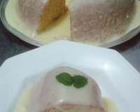 Bolo de laranja com cobertura de laranja.