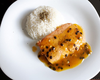 Salmão ao molho de maracujá