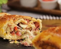 Nunca mais comprei na padaria: esse pão recheado de calabresa ficou tão bom que ninguém acreditou que era caseiro