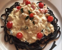 Massa Negra ao molho de camarões