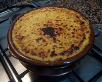 Torta de aipim com frango ao creme de milho