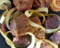 Carne frita acebolada de panela