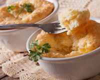 Mini suflês de queijo fofinhos e prontos em 20 minutos: uma repaginada fácil de preparar da clássica receita francesa