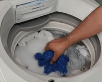 Será que é verdade que podemos levar um choque ao colocar a mão na água se a máquina de lavar estiver ligada?