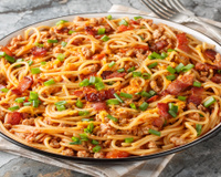 Quando quero impressionar sem complicar, faço esse espaguete ao estilo caubói que aprendi com a cozinheira de uma fazenda, perfeito para quem gosta de bacon e queijo!