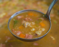 Adeus caldo de ossos: caldo queridinho dos brasileiros é rico em colágeno, anti-inflamatório e perfeito para o inverno