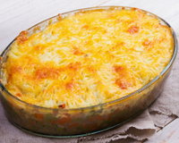 Frango com creme de batata e bacon é aquela comida quentinha que abraça toda a família num dia frio: receita de almoço fácil e delicioso