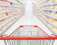 Usar as chaves de casa para escolher frutas no supermercado é um gesto simples que faz toda diferença