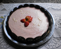 Torta mousse de morango e calipso branco