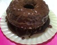 Bolo crocante de ovomaltine e recheio de beijinho