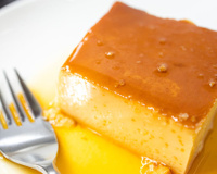 Parei de me preocupar com gás na hora de fazer pudim depois que descobri essa receita na travessa sem forno e sem ovo!