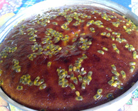 Bolo de maracujá com calda de maracujá