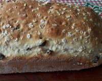 Pão de aveia, quinoa e uvas passas