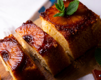 O bolo de abacaxi mais macio que já provei leva leite condensado e fica impossível comer só um pedaço