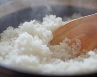 Você deixa arroz cozido fora da geladeira? Qual a maneira correta de armazená-lo em até 24 horas