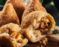 Sem farinha nem fritura: como fazer coxinha de frango caseira, crocante por fora e macia por dentro