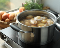 Pare de cozinhar batatas em água fervente. Existe uma maneira muito melhor