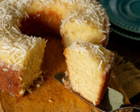 Bolo de fubá cremoso pro café da manhã: você vai devorar essa receita toda semana