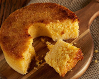 Bolo flocão de milho cremoso com fatia cortada