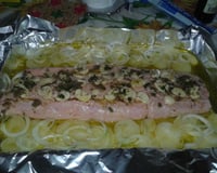 Salmão no forno ao molho de alcaparras e champignon