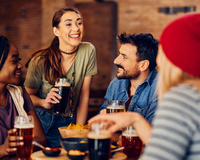 Beber deixa as pessoas mais bonitas? Entenda como a ciência explica fenômeno alcoólico