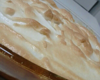 Chico balanceado com banana