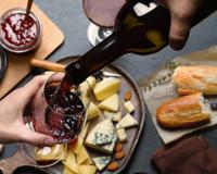 Queijos e vinhos: esses são os acessórios que você precisa para fazer uma noite especial com seus amigos