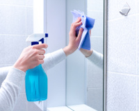 Dê adeus às manchas! Receita caseira para deixar vidros e espelhos sempre limpos e brilhando