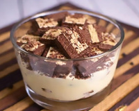 Aprenda a fazer um pavê de Bis cremoso e chocolatudo! Essa sobremesa fácil vai conquistar toda a família neste Natal