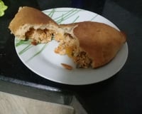 Pão com recheio de frango desfiado
