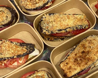 Receita de sanduíche SEM PÃO com berinjela empanada e frango caprese que entrou pro cardápio semanal da minha família