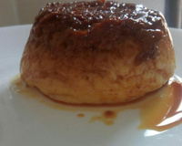 Pudim de leite na caneca