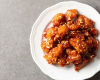 Frango ao molho de laranja e mel fica incrível mesmo depois de congelar: atenção ao momento certo de adicionar a laranja para não amargar