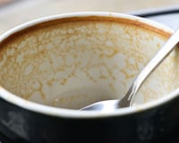 Como remover manchas de chá e café de copos – mesmo as manchas mais difíceis – usando itens domésticos comuns