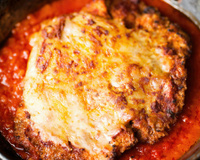 Fiz esse frango à parmegiana e o resultado ficou digno de restaurante: o segredo para ficar suculento está em um passo simples!