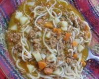 Sopa de macarrão com carne moída