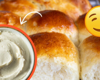 Pão de requeijão de liquidificador: detalhe ao adicionar a farinha no preparo vai fazer toda diferença na textura dessa delícia