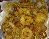 Cebola frita com molho de maionese e pimenta biquinho