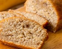 Nem açúcar, nem farinha, nem leite, nem ovo: desde que aprendi essa receita de bolo de banana saudável, só faço assim e é muito fofinho!