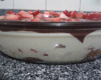 Pavê de ganache com morango e coco