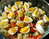 Salada quente de salsicha com batata